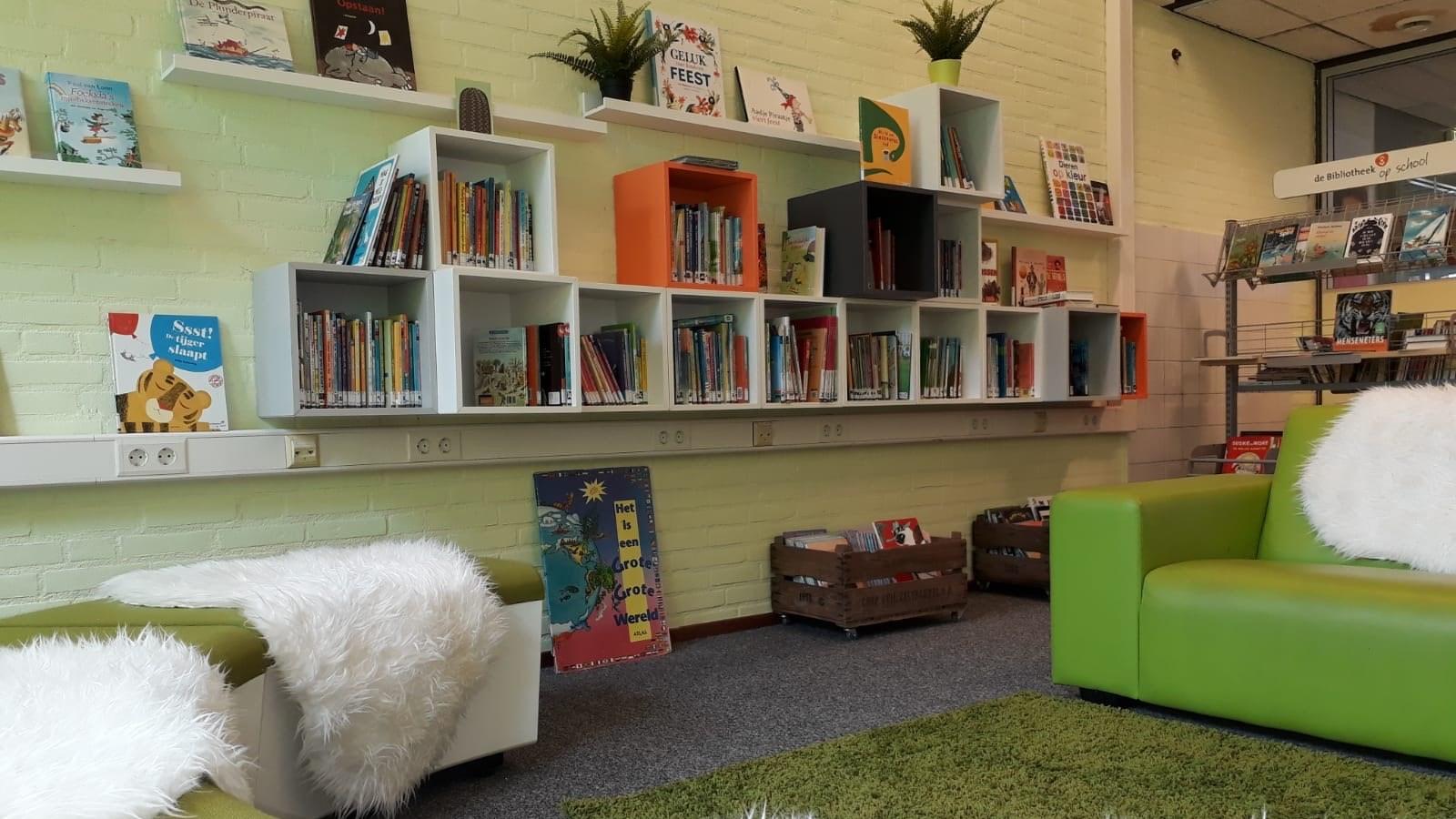 Een ontspannen leesruimte met kleurrijke planken vol boeken in de School voor Speciaal Basisonderwijs Toermalijn in Zaltbommel. Een ontspannen leesruimte met kleurrijke planken vol boeken in de School voor Speciaal Basisonderwijs Toermalijn in Zaltbommel.