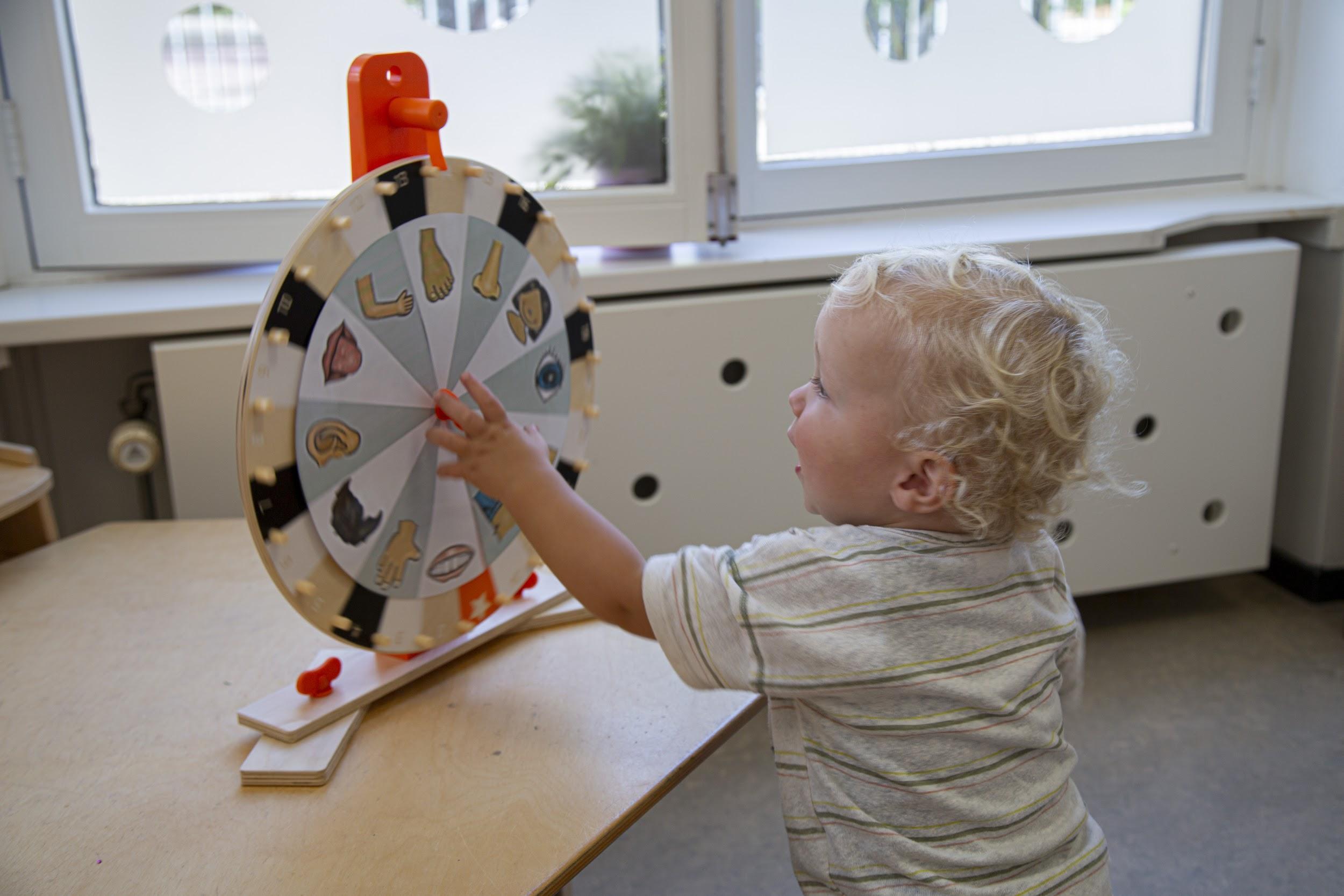 Een peuter speelt met een leerrad in MKC Anne Frank Doesburg. Een peuter speelt met een leerrad in MKC Anne Frank Doesburg.