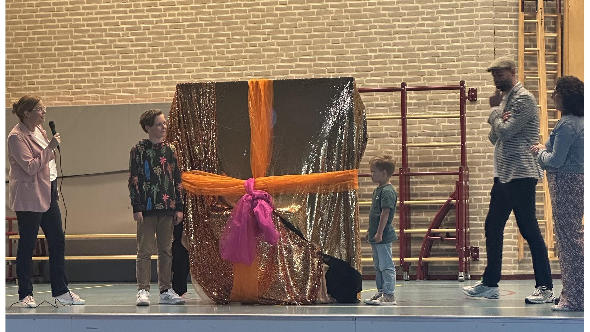 Een presentatie op Basisschool St Dionysius in Schinnen met leerlingen die zich voorbereiden op een onthulling. Een presentatie op Basisschool St Dionysius in Schinnen met leerlingen die zich voorbereiden op een onthulling.