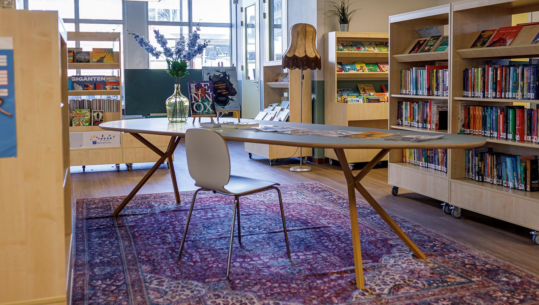 Een rustige leeshoek met boekenplanken en een tafel in de Bijlmerhorst school in Amsterdam. Een rustige leeshoek met boekenplanken en een tafel in de Bijlmerhorst school in Amsterdam.