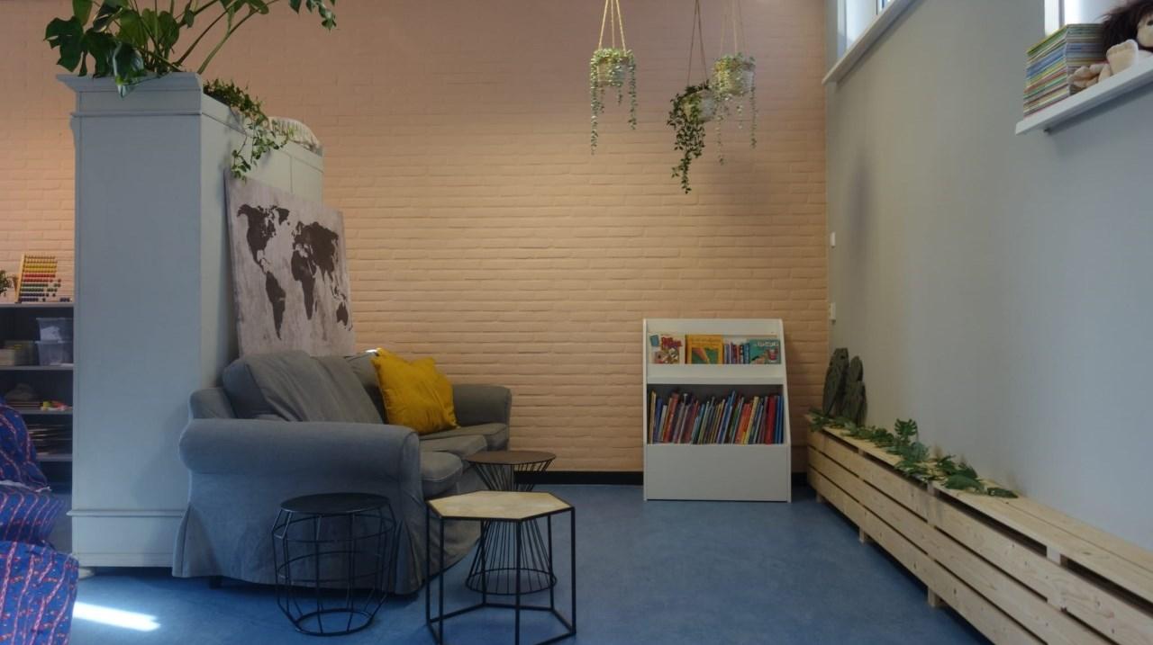 Een sfeervolle zithoek in Kindcentrum het Koraal in Hoogeveen met planten en boeken. Een sfeervolle zithoek in Kindcentrum het Koraal in Hoogeveen met planten en boeken.