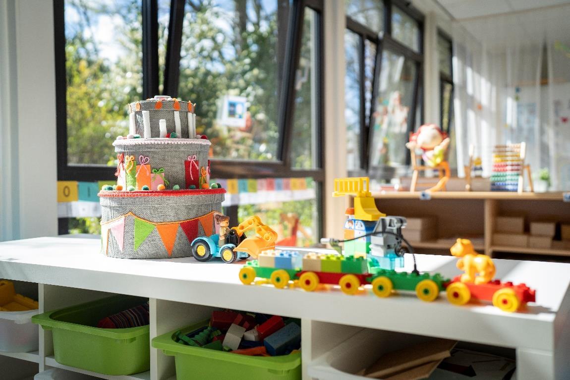 Een speelse inrichting met speelgoed en een decoratieve taart in het klaslokaal van Basisschool 'T Otterke' in Beek en Donk. Een speelse inrichting met speelgoed en een decoratieve taart in het klaslokaal van Basisschool 'T Otterke' in Beek en Donk.
