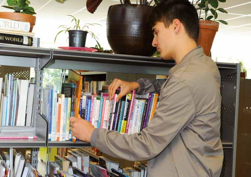 Een student van de Amsterdam International Community School (AICS) in Amsterdam ordent boeken in de bibliotheek. Een student van de Amsterdam International Community School (AICS) in Amsterdam ordent boeken in de bibliotheek.