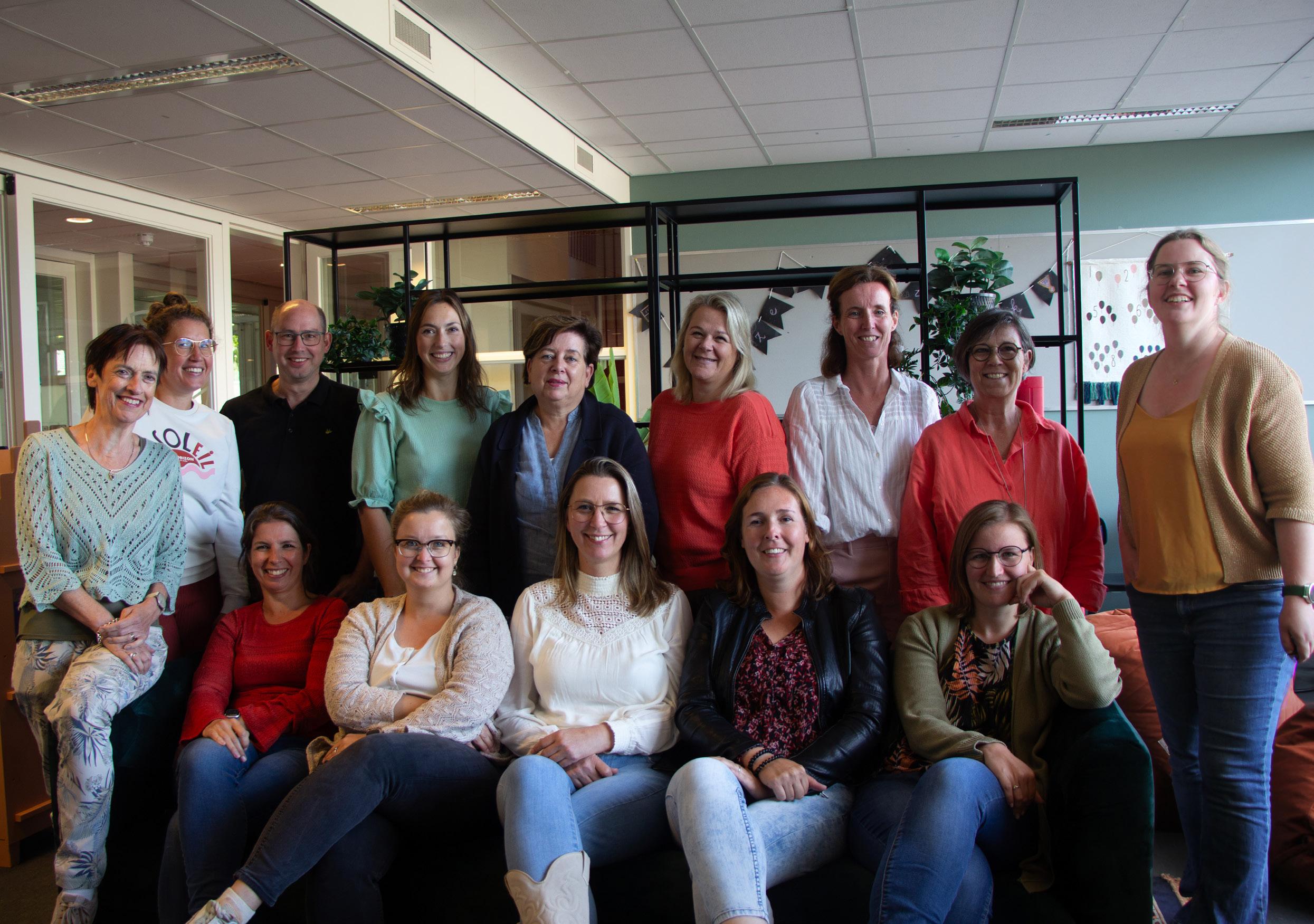 Een teamfoto van het personeel van Katholieke Basisschool De Hasselbraam in Etten-Leur. Een teamfoto van het personeel van Katholieke Basisschool De Hasselbraam in Etten-Leur.