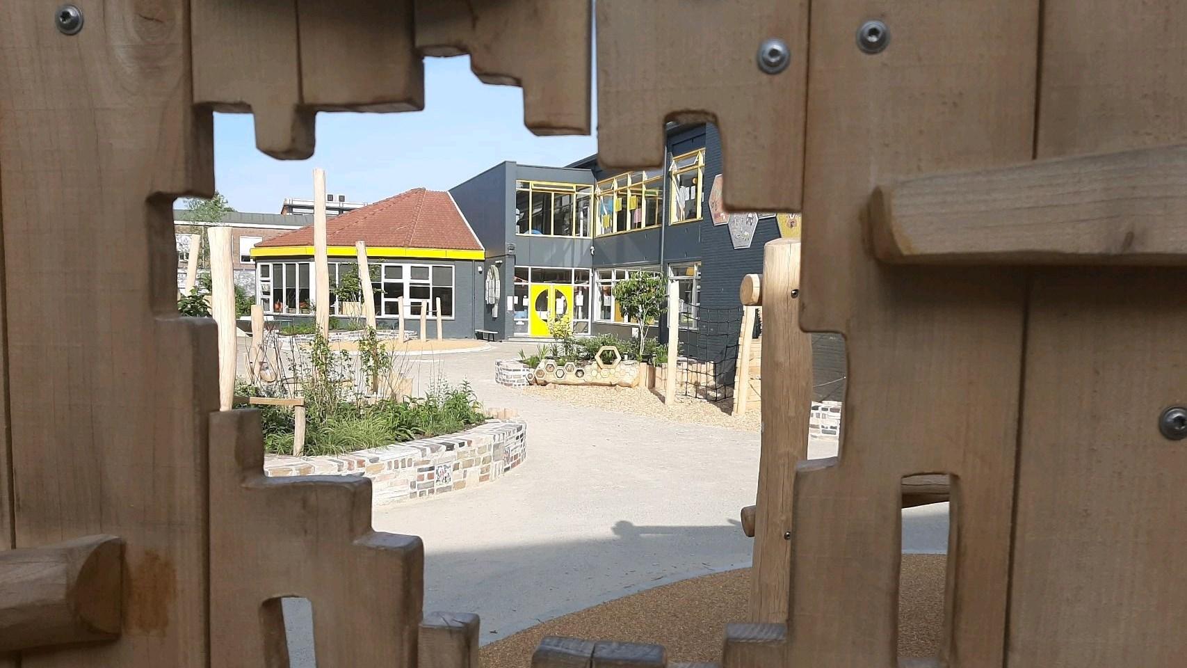 Een uitzicht op het schoolplein van RK Basisschool De Bijenkorf in Gouda. Een uitzicht op het schoolplein van RK Basisschool De Bijenkorf in Gouda.