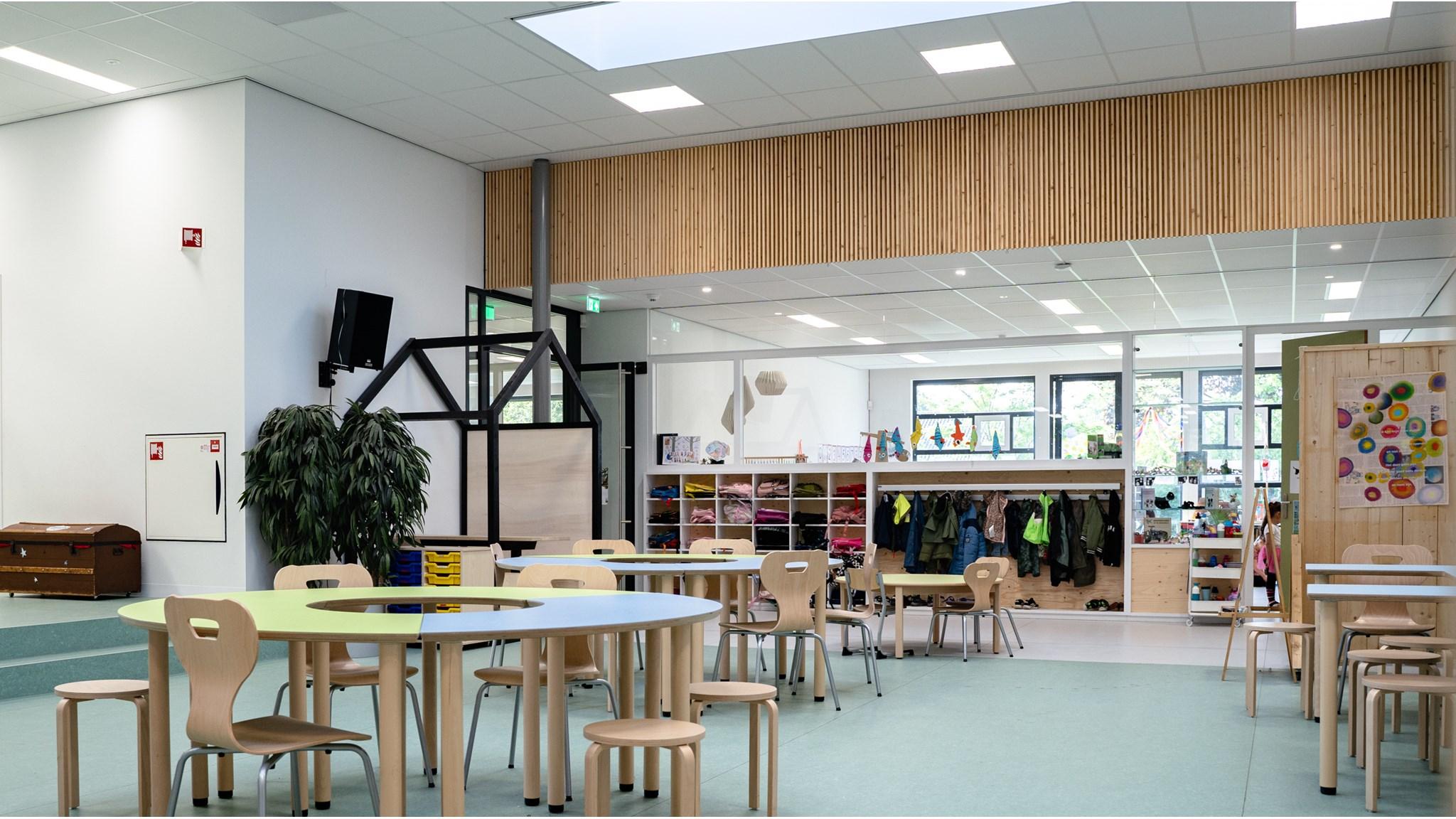 Een van de klasruimtes van OMBS Ziezo in Roosendaal met ronde tafels en kleurrijke meubels. Een van de klasruimtes van OMBS Ziezo in Roosendaal met ronde tafels en kleurrijke meubels.