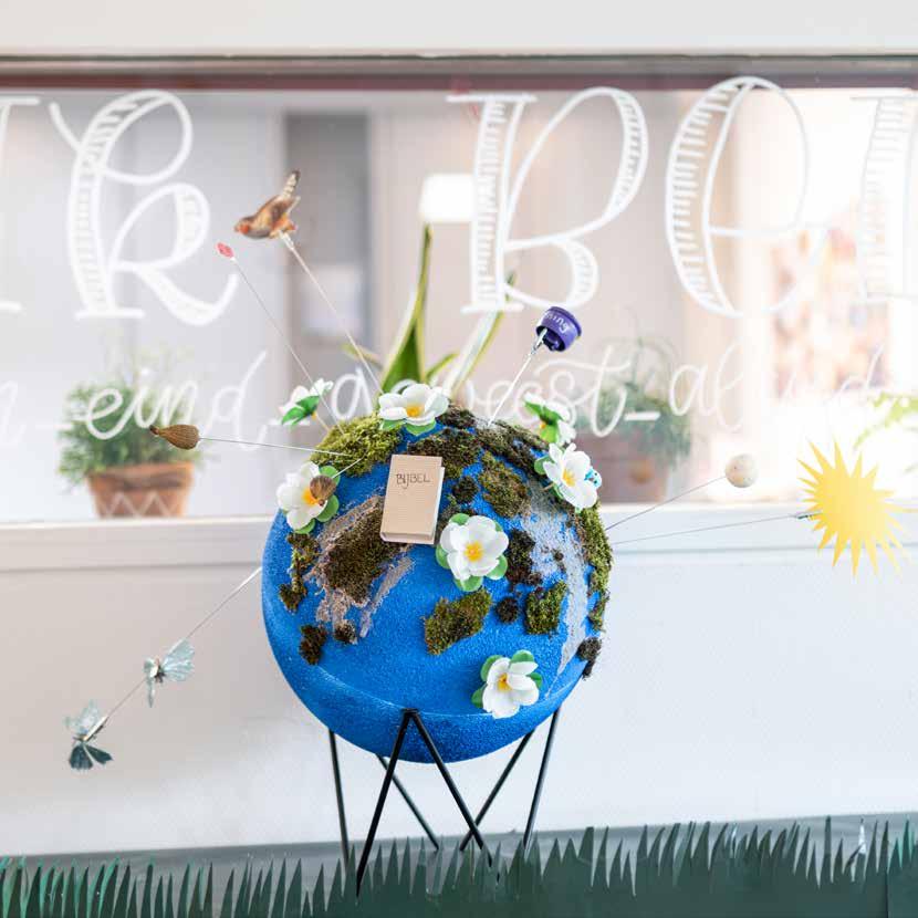 Een versierde wereldbol in de klas van Basisschool Regenboogschool in Middelburg. Een versierde wereldbol in de klas van Basisschool Regenboogschool in Middelburg.