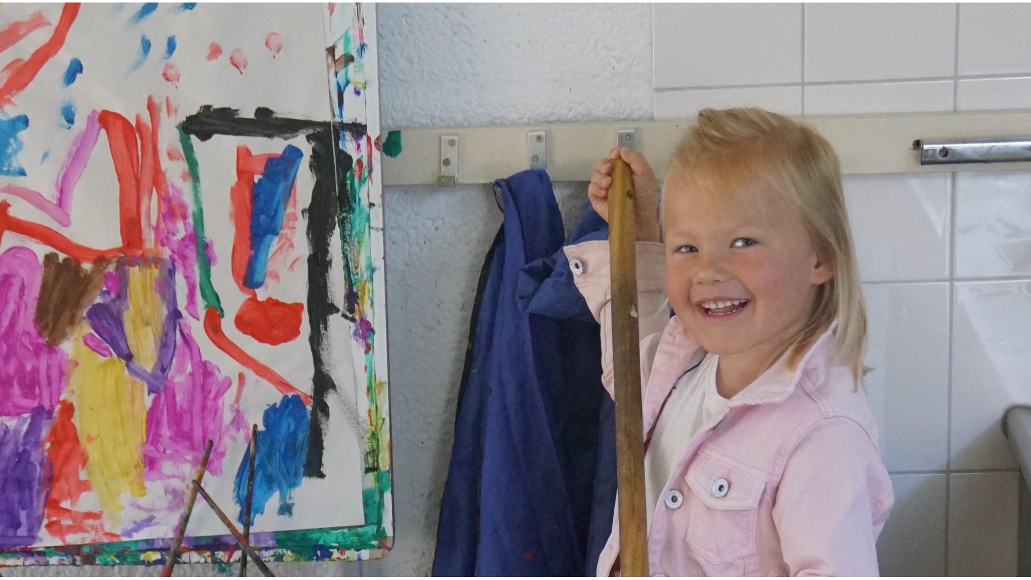 Een vrolijk kind in de klas van RK Basisschool St Antonius in Maren-Kessel, omringd door kleurrijke kunstwerken. Een vrolijk kind in de klas van RK Basisschool St Antonius in Maren-Kessel, omringd door kleurrijke kunstwerken.
