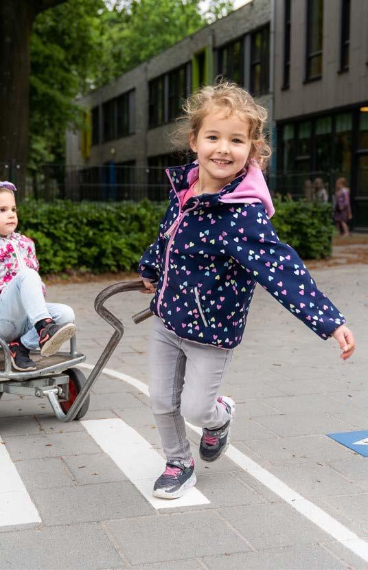 Een vrolijk meisje dat speelt op het schoolplein van Basisschool EigenWijs in Veldhoven. Een vrolijk meisje dat speelt op het schoolplein van Basisschool EigenWijs in Veldhoven.