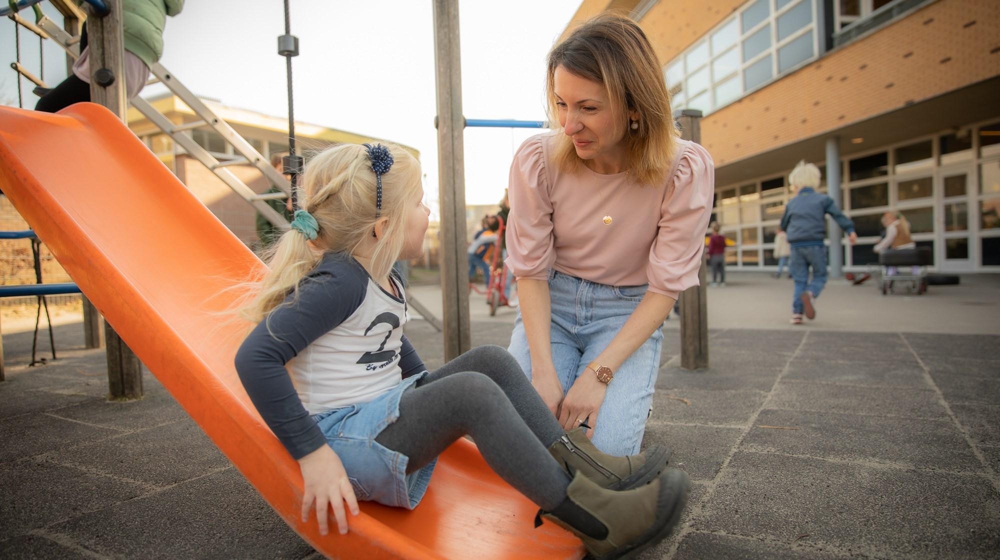 Een vrolijk moment op het schoolplein van De Gooise Daltonschool in Hilversum, waarbij een lerares een meisje aanmoedigt om van de glijbaan te gaan. Een vrolijk moment op het schoolplein van De Gooise Daltonschool in Hilversum, waarbij een lerares een meisje aanmoedigt om van de glijbaan te gaan.