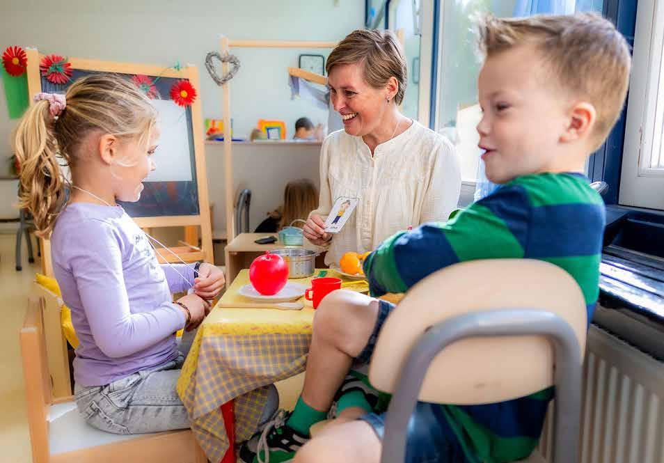 Een vrolijke interactie tussen een leerkracht en twee kinderen in de klas van Protestants Christelijke Basisschool De Regenboog in Kortenhoef. Een vrolijke interactie tussen een leerkracht en twee kinderen in de klas van Protestants Christelijke Basisschool De Regenboog in Kortenhoef.