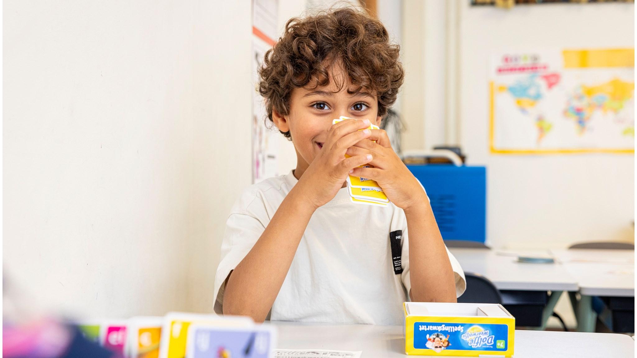Een vrolijke leerling van Openbare Basisschool De Zevensprong in Almere geniet van een drinkpak tijdens de les. Een vrolijke leerling van Openbare Basisschool De Zevensprong in Almere geniet van een drinkpak tijdens de les.