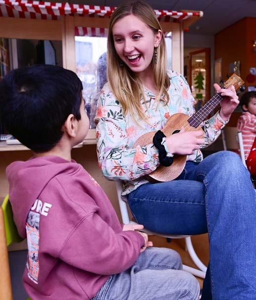 Een vrolijke muzikale interactie tussen een lerares en een leerling op Christelijke Basisschool Avonturijn in Hilversum. Een vrolijke muzikale interactie tussen een lerares en een leerling op Christelijke Basisschool Avonturijn in Hilversum.