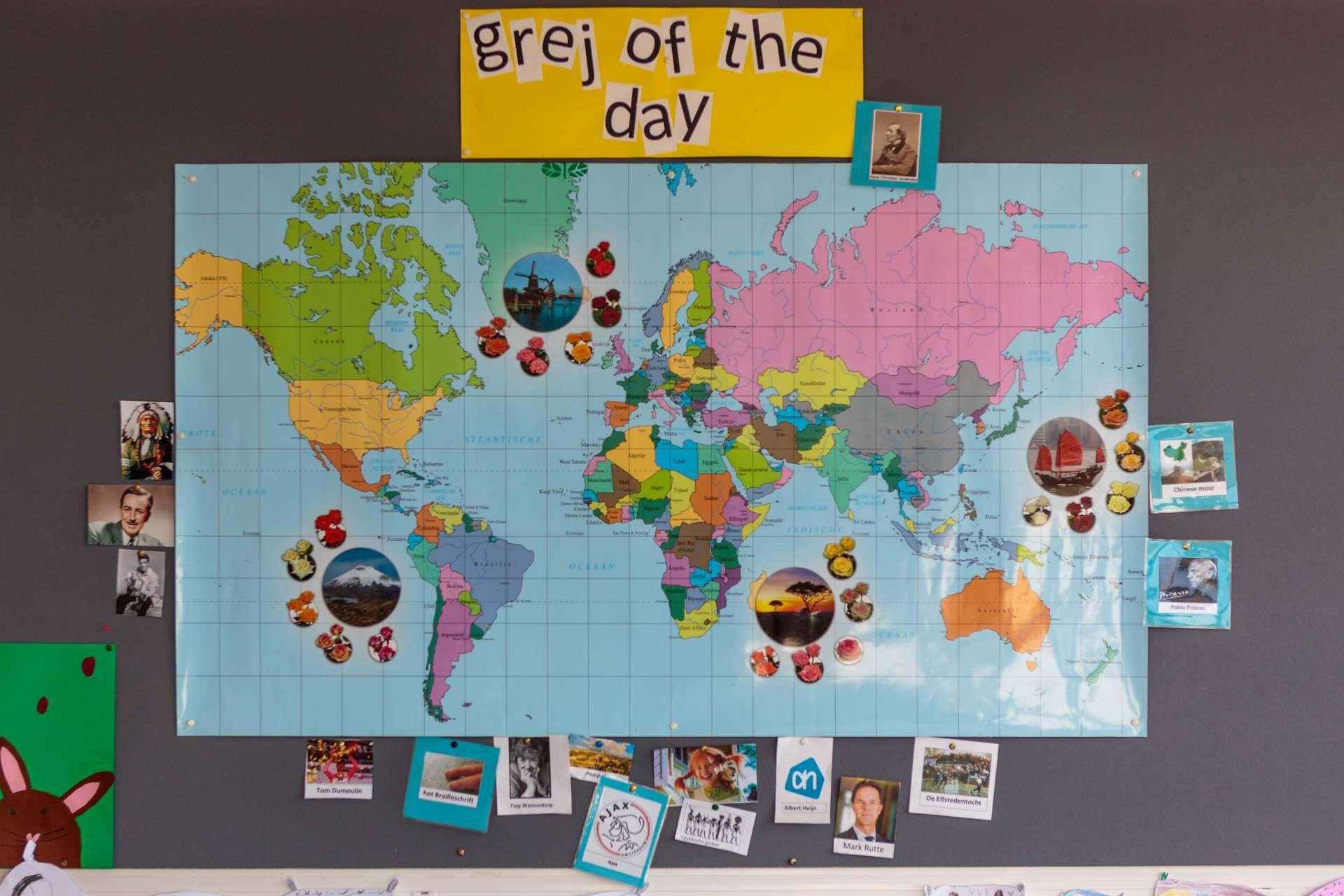 Een wereldkaart met afbeeldingen van verschillende landen, gepresenteerd in het lokaal van de Antoniusschool in Kudelstaart. Een wereldkaart met afbeeldingen van verschillende landen, gepresenteerd in het lokaal van de Antoniusschool in Kudelstaart.