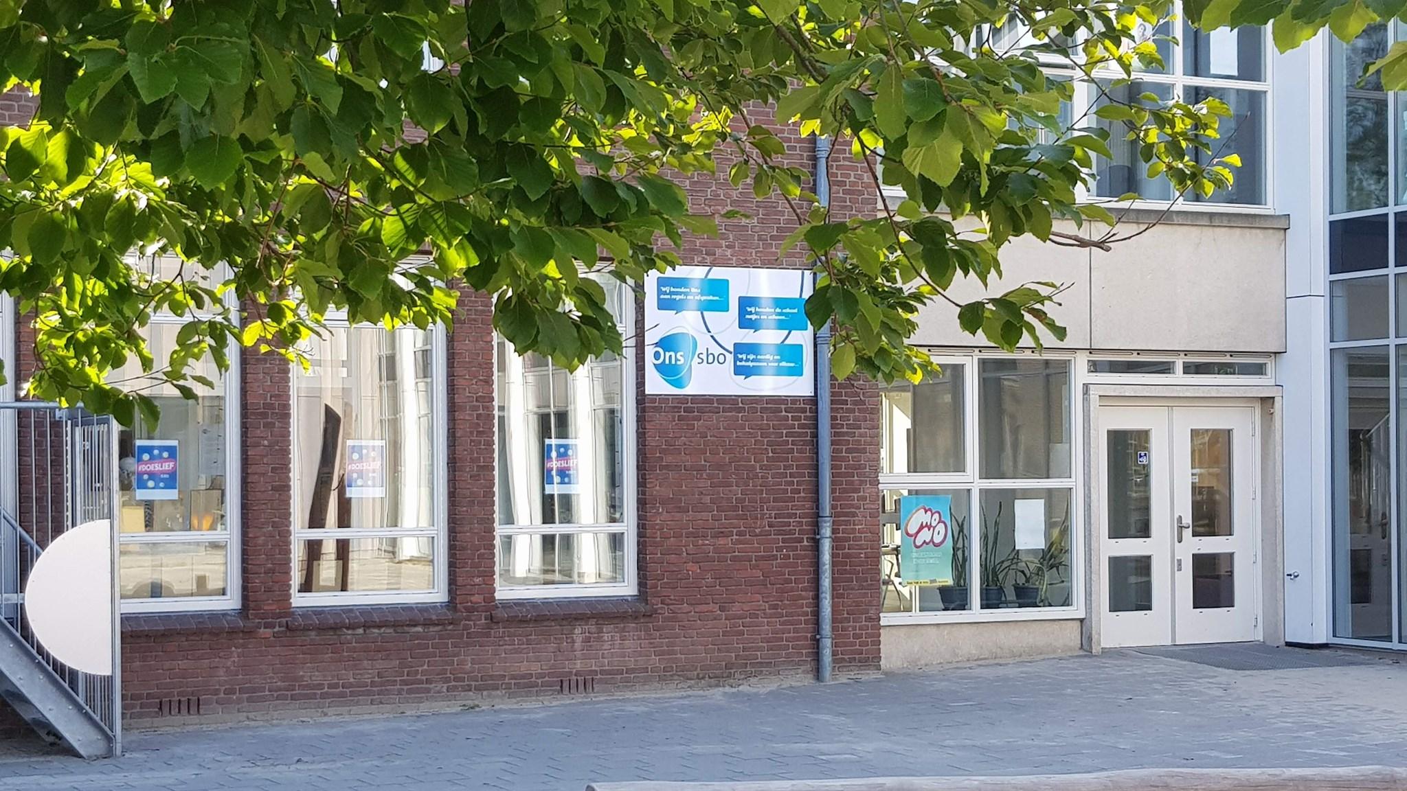 Een zonnig beeld van de gevel van onze school 'Ons sbo' in Breda, met duidelijke schoolborden en een toegankelijke ingang. Een zonnig beeld van de gevel van onze school 'Ons sbo' in Breda, met duidelijke schoolborden en een toegankelijke ingang.