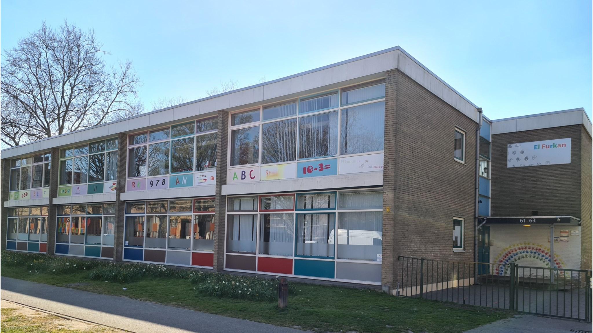 El Furkan Basisschool in Schiedam met opvallende ramen en een kleurrijke ingang. El Furkan Basisschool in Schiedam met opvallende ramen en een kleurrijke ingang.