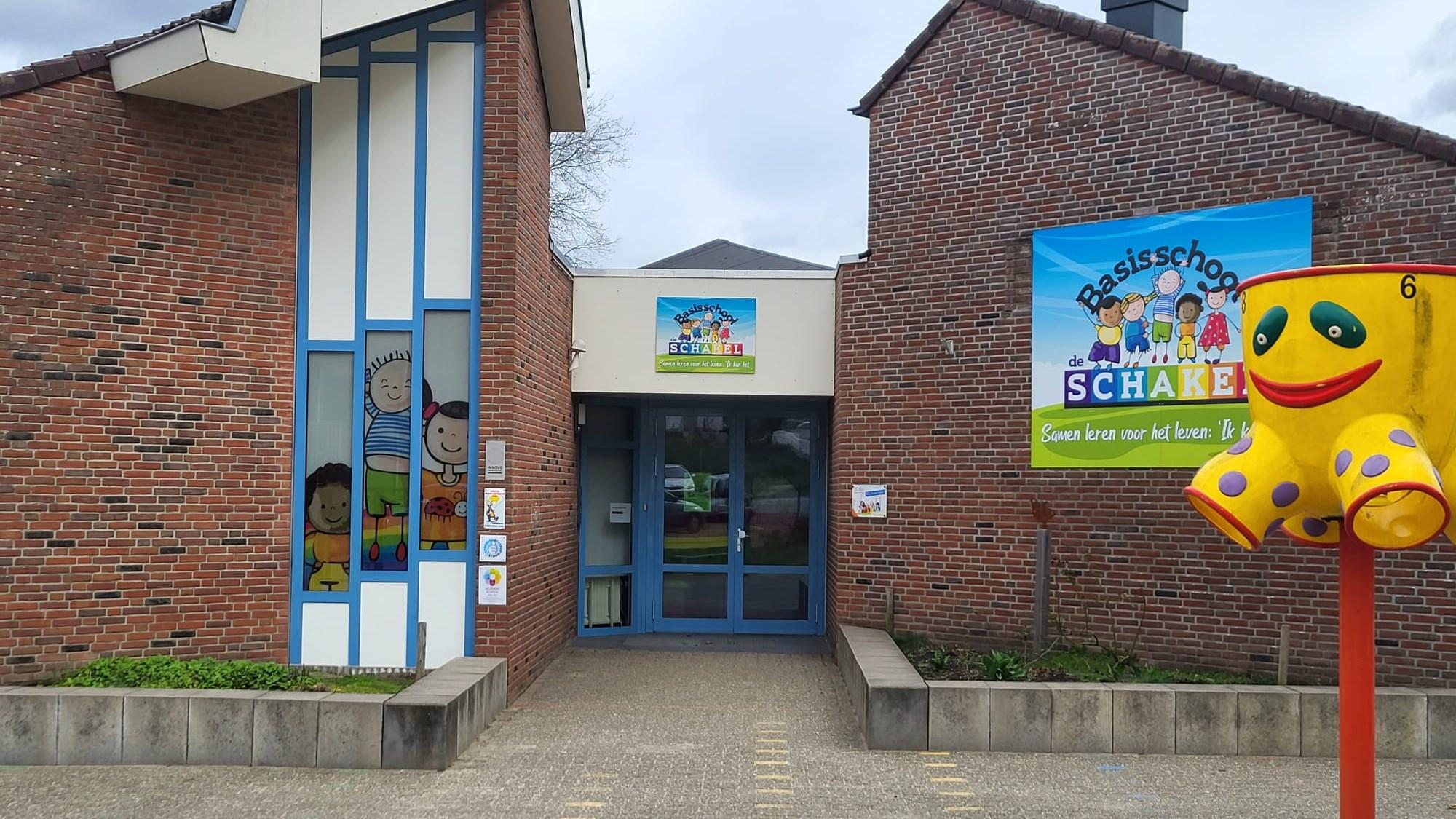Entré van Rooms Katholieke Basisschool De Schakel in Heerlen met een kleurrijke gevel en een speeltoestel. Entré van Rooms Katholieke Basisschool De Schakel in Heerlen met een kleurrijke gevel en een speeltoestel.