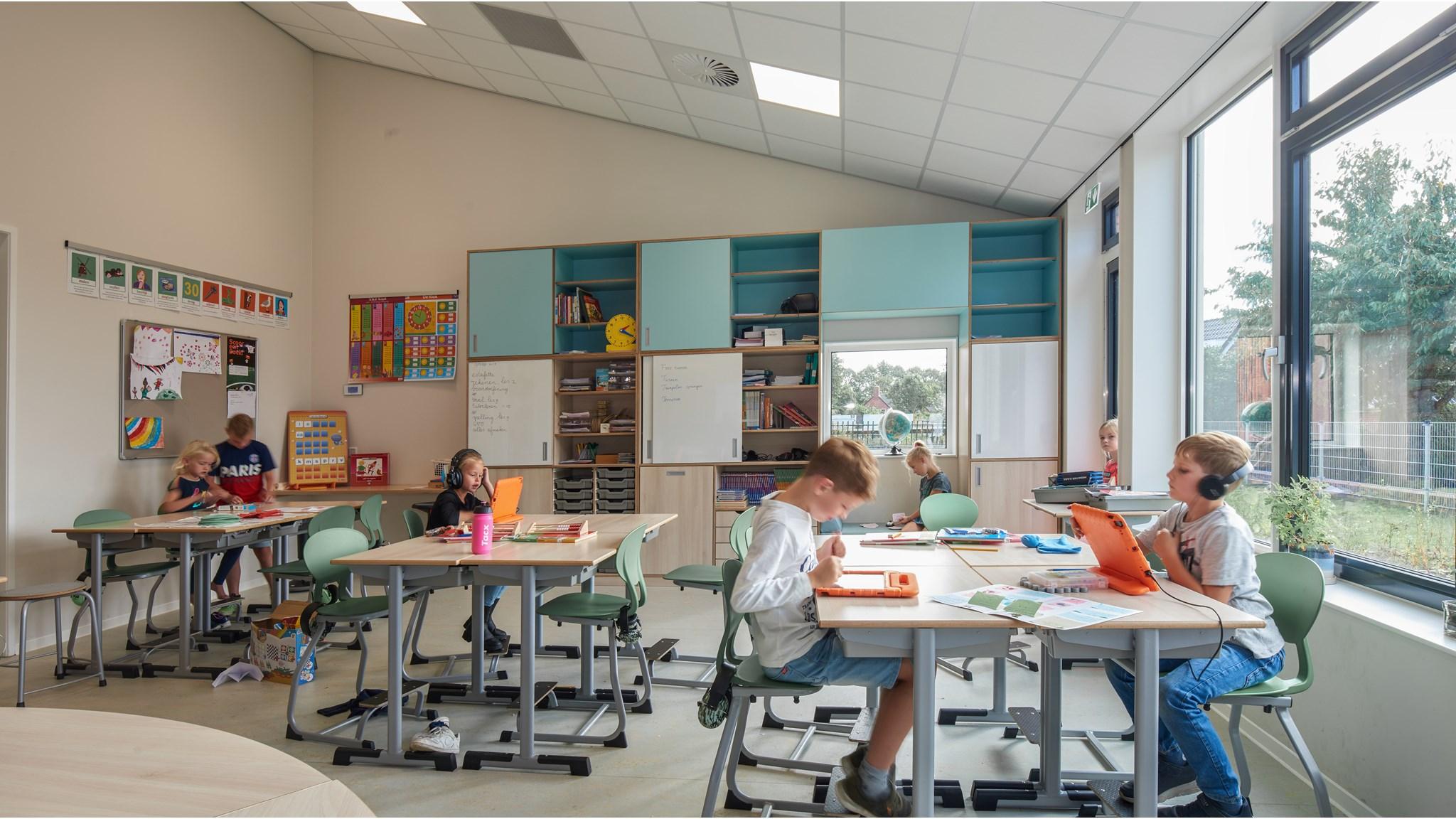 Er zijn leerlingen aan het werk in een moderne klaslokaal van openbare basisschool Klinkenborg in Kantens. Er zijn leerlingen aan het werk in een moderne klaslokaal van openbare basisschool Klinkenborg in Kantens.
