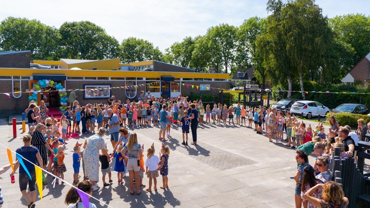 Feestelijke activiteit op het schoolplein van 'Tusken de Marren' in Woudsend met leerlingen en ouders. Feestelijke activiteit op het schoolplein van 'Tusken de Marren' in Woudsend met leerlingen en ouders.