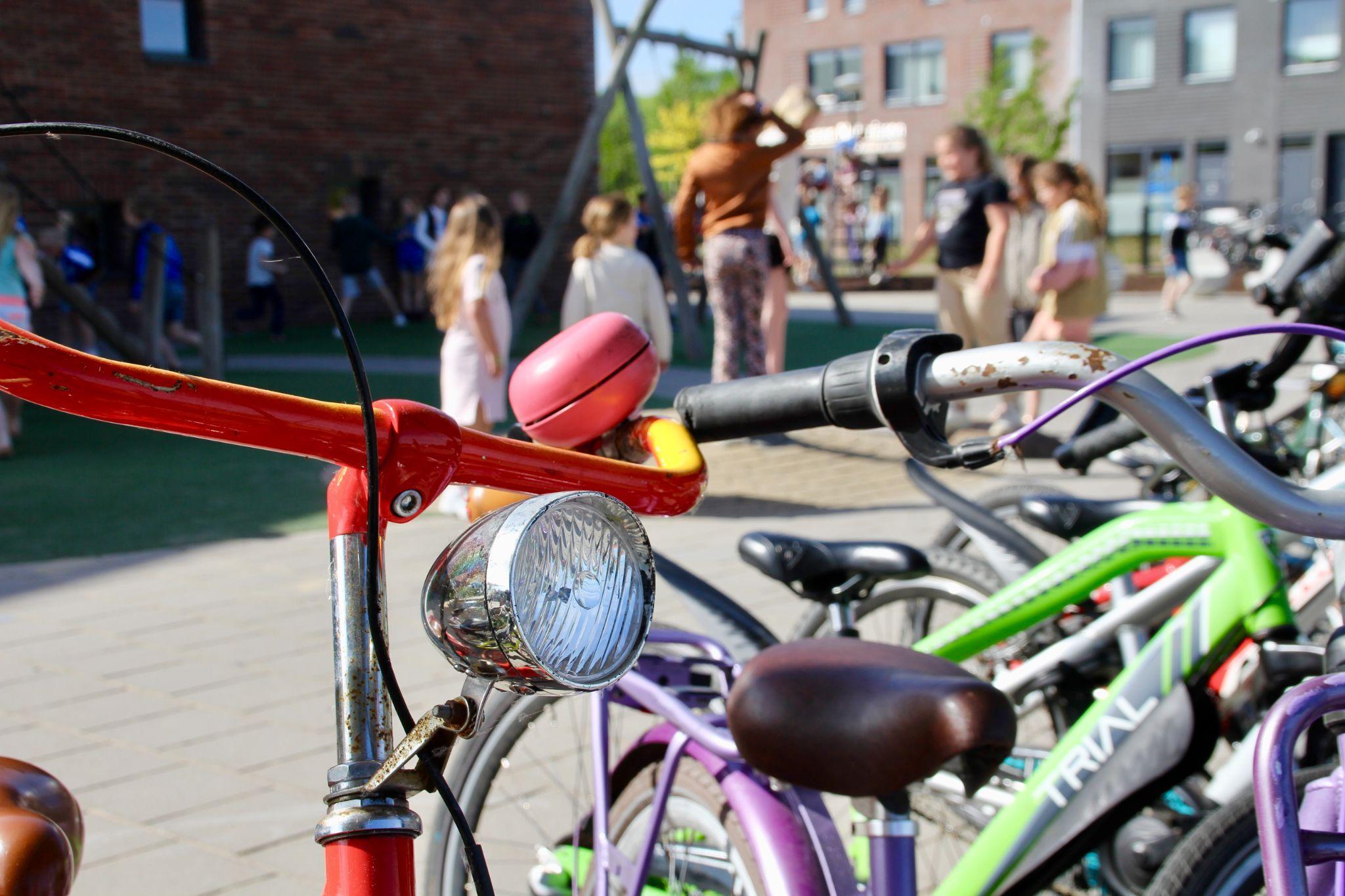 Fiets parkeren bij CBS De Parel op het schoolplein in Rijswijk (Noord-Brabant). Fiets parkeren bij CBS De Parel op het schoolplein in Rijswijk (Noord-Brabant).