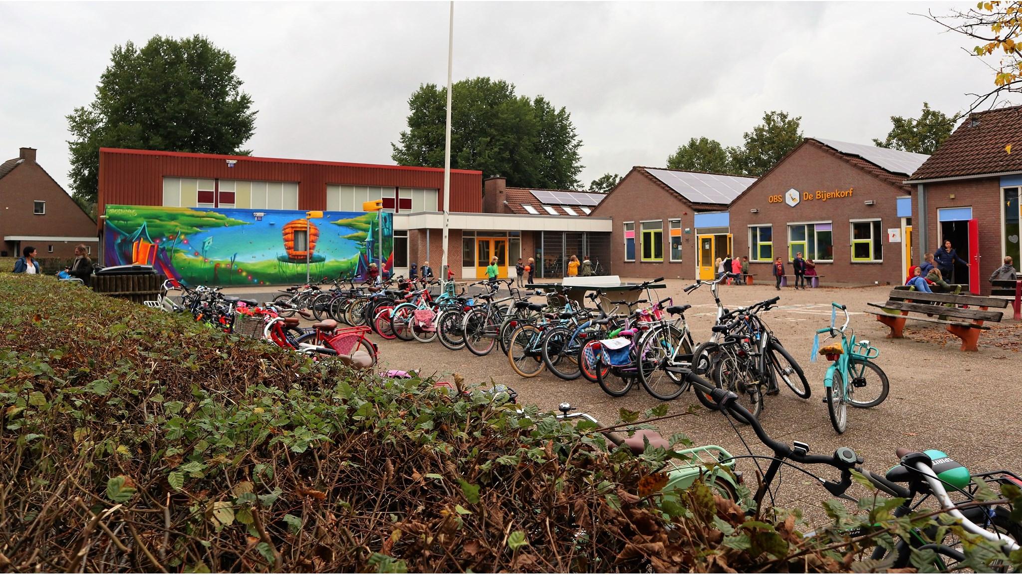 Fietsen en leerlingen op het schoolplein van Openbare Basisschool De Bijenkorf in Houten. Fietsen en leerlingen op het schoolplein van Openbare Basisschool De Bijenkorf in Houten.