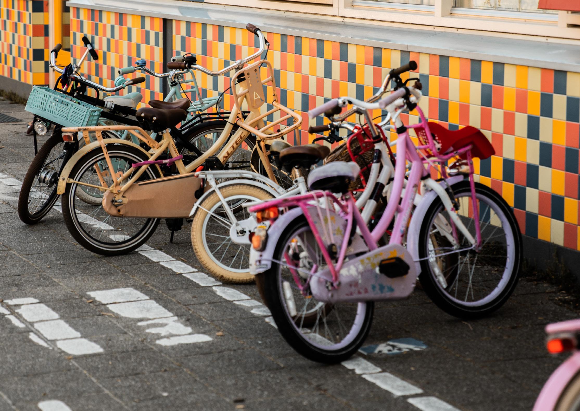 Fietsen geparkeerd bij de Paasbergschool in Ede.