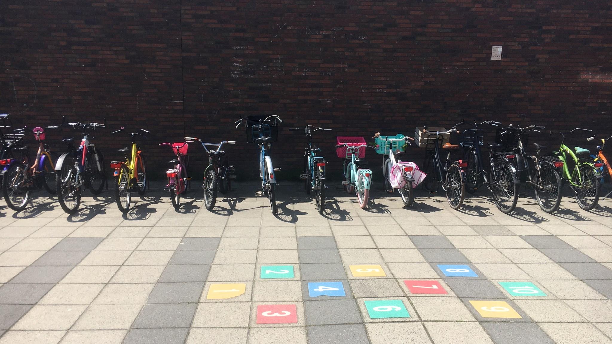 Fietsen geparkeerd op het schoolplein van De Driemaster in Voorburg. Fietsen geparkeerd op het schoolplein van De Driemaster in Voorburg.