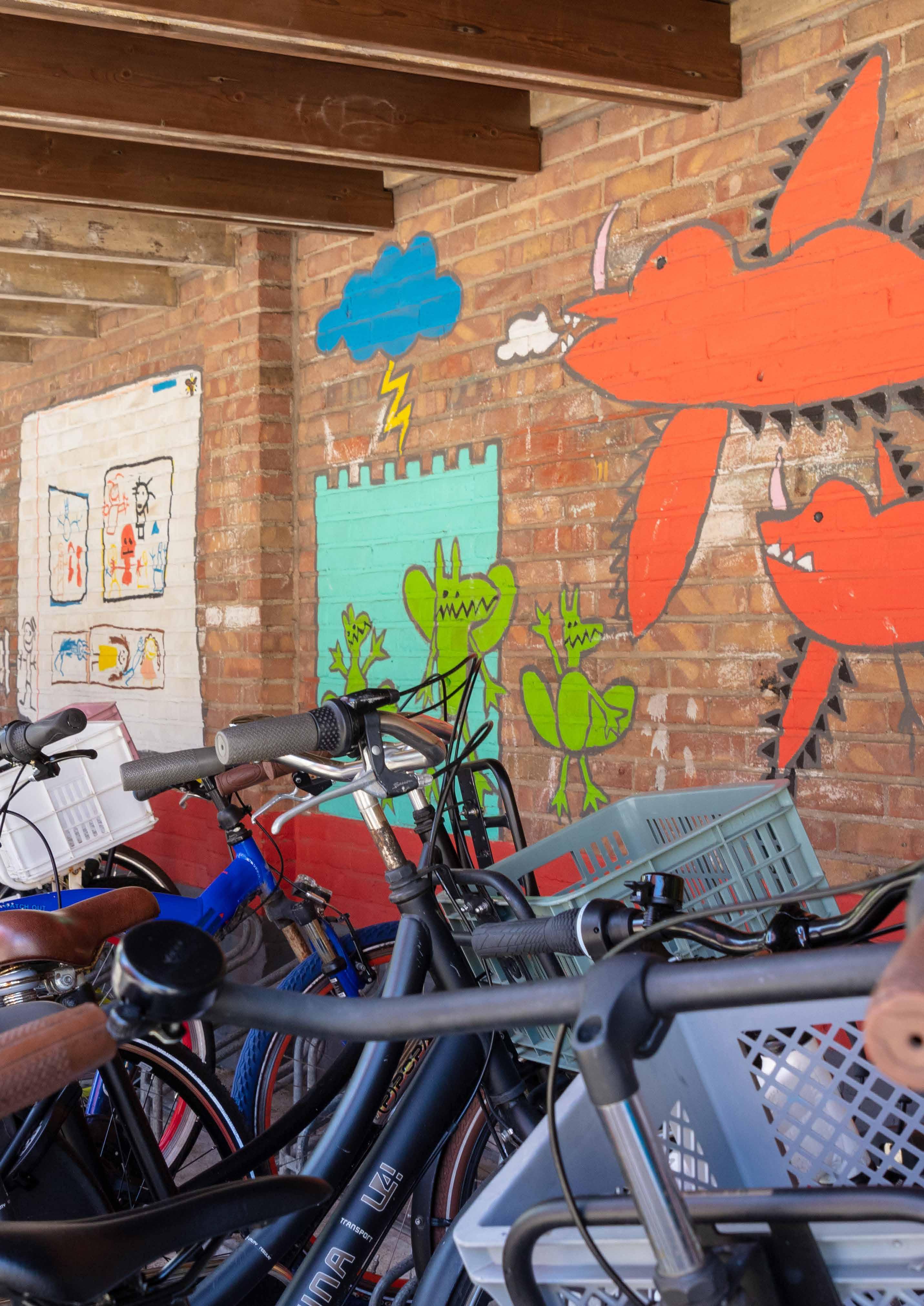 Fietsen staan gestald onder de overkapping bij de Openbare Basisschool Bornwaterschool in Bloemendaal. Fietsen staan gestald onder de overkapping bij de Openbare Basisschool Bornwaterschool in Bloemendaal.