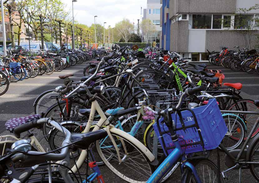 Fietsenstalling bij de Amsterdam International Community School (AICS) in Amsterdam. Fietsenstalling bij de Amsterdam International Community School (AICS) in Amsterdam.