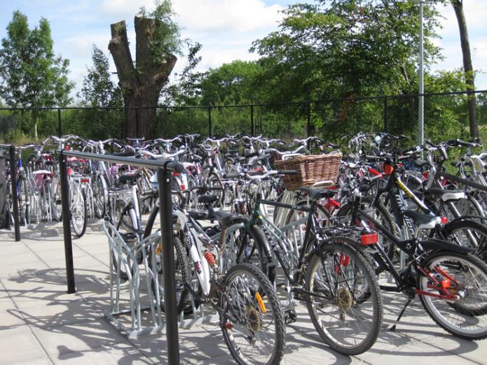 Fietsenstalling op het schoolplein van Rk Bs De Cramignon in Eijsden. Fietsenstalling op het schoolplein van Rk Bs De Cramignon in Eijsden.