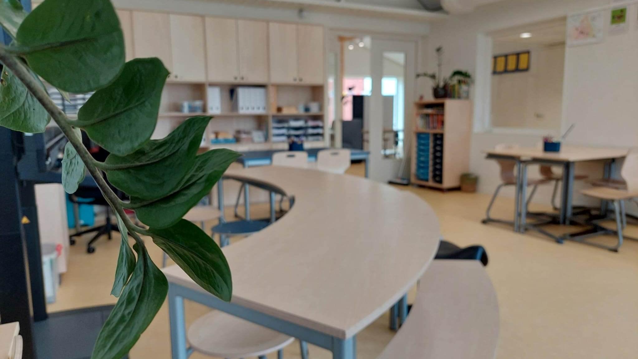 Foto van een klaslokaal in De Driebond, Groningen, met een moderne, uitnodigende inrichting. Foto van een klaslokaal in De Driebond, Groningen, met een moderne, uitnodigende inrichting.