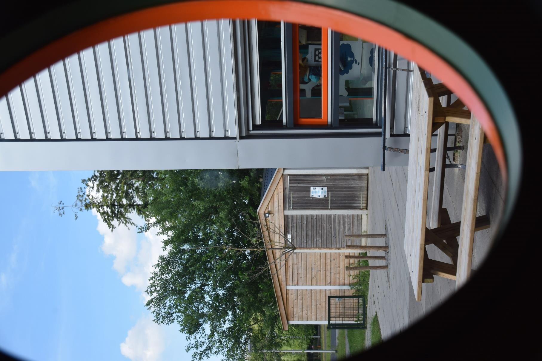 Foto van het schoolplein van De Meander in Losser, met zicht op modern en natuurlijk ontwerp.