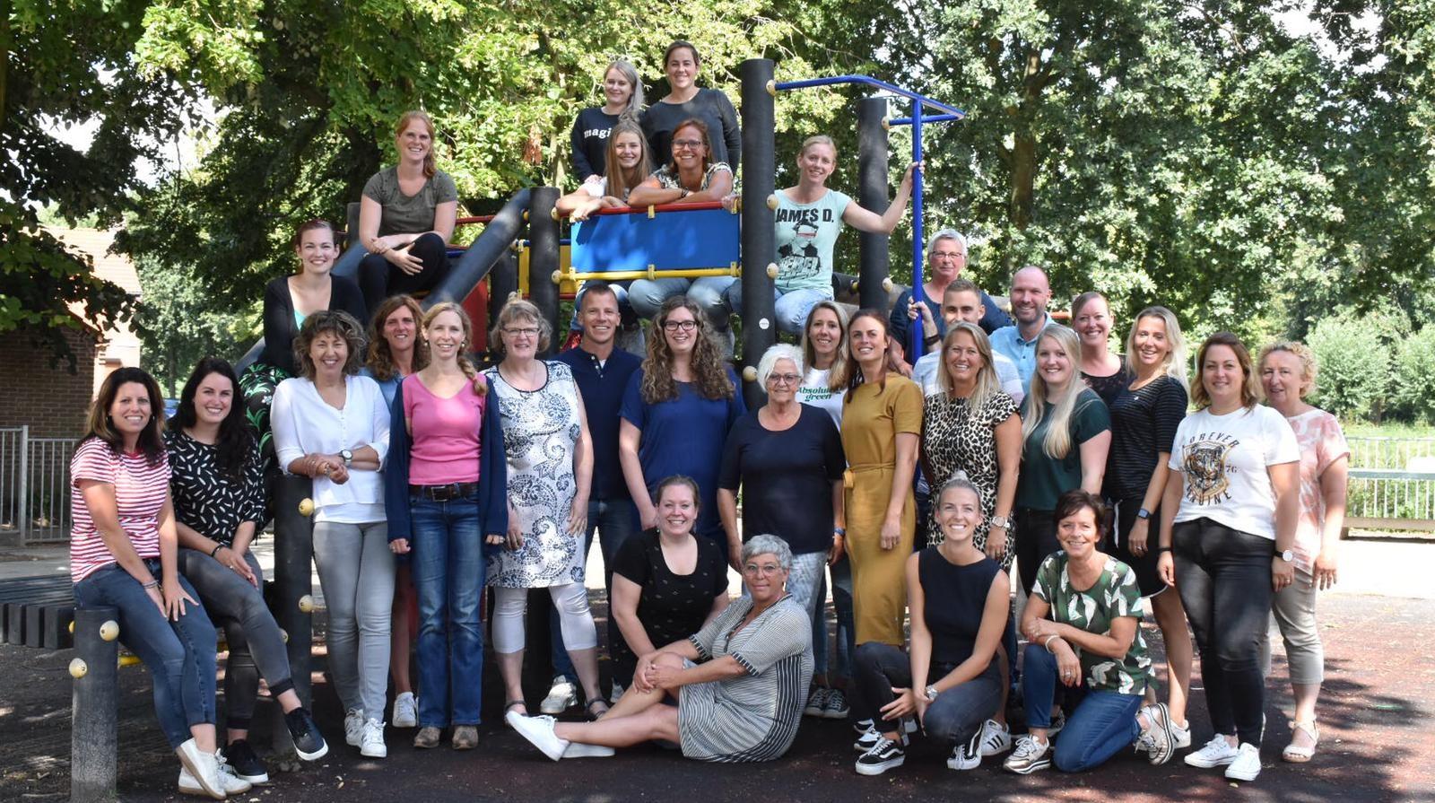 Foto van het team van Basisschool De Biekorf op het schoolplein in Geertruidenberg. Foto van het team van Basisschool De Biekorf op het schoolplein in Geertruidenberg.