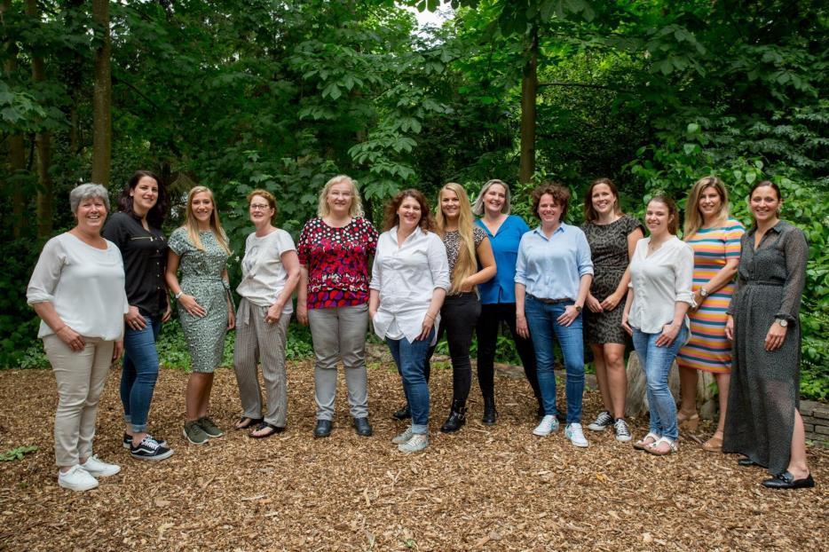 Foto van het team van obs De Bosrand in Oostvoorne op het schoolplein. Foto van het team van obs De Bosrand in Oostvoorne op het schoolplein.