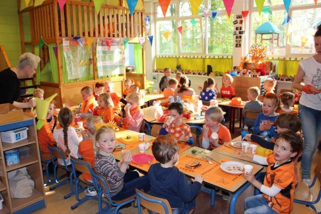 Foto van kinderen die aan het feestelijk tafelen zijn op Christelijke Basisschool Eltheto in Vriezenveen. Foto van kinderen die aan het feestelijk tafelen zijn op Christelijke Basisschool Eltheto in Vriezenveen.
