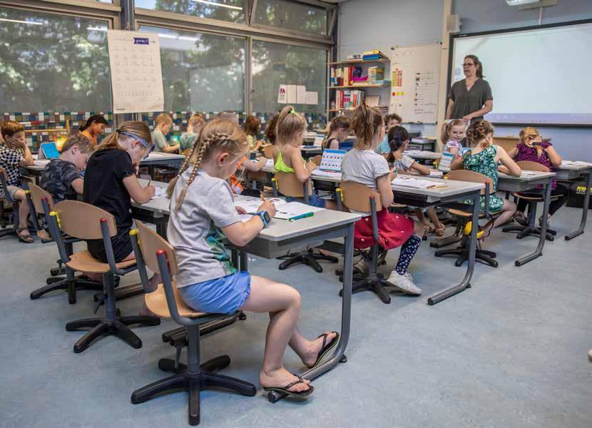 Foto van leerlingen die les volgen in een klaslokaal bij Het Baken I in Veenendaal. Foto van leerlingen die les volgen in een klaslokaal bij Het Baken I in Veenendaal.