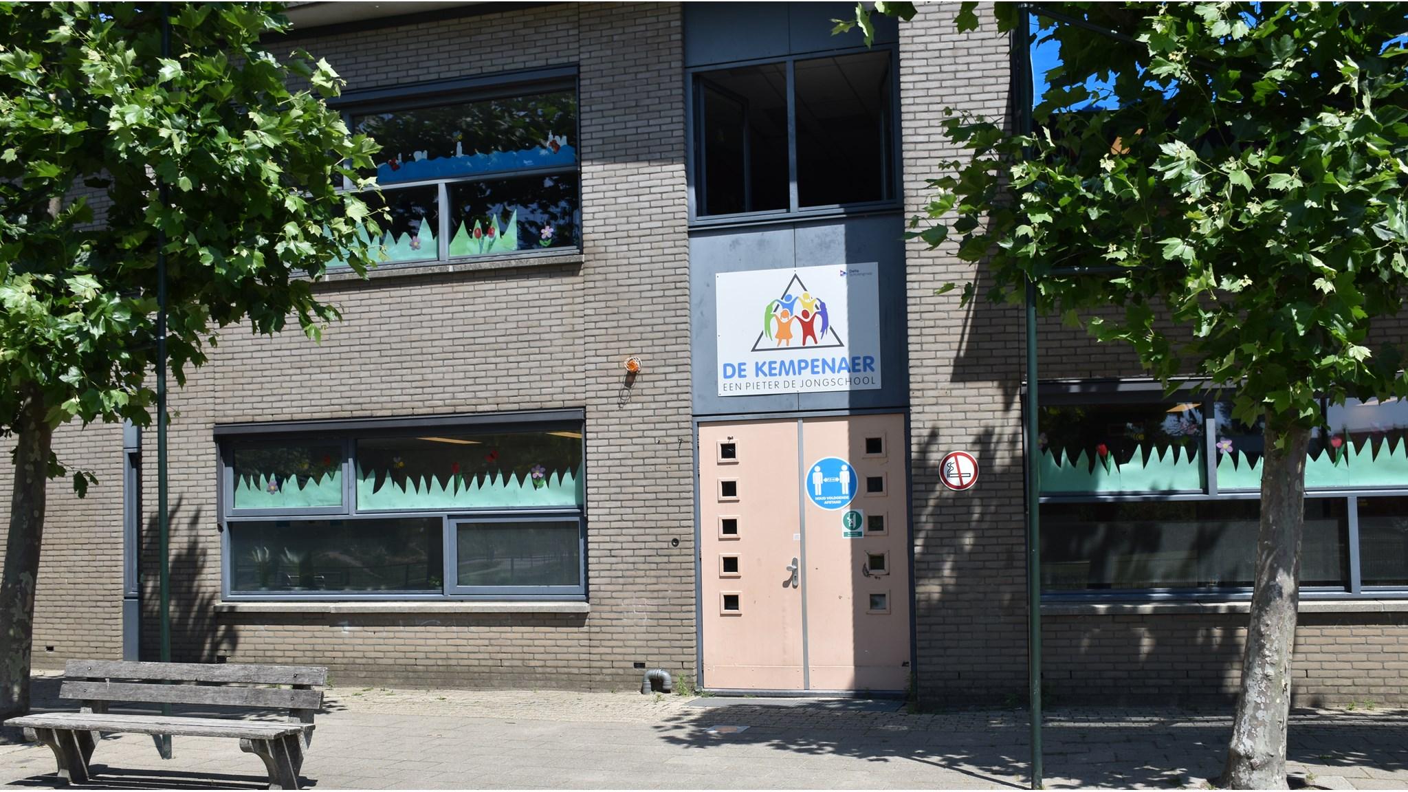 Gebouw van Basisschool De Kempenaer, een Pieter de Jongschool in Arnhem met een duidelijke toegang en kleurrijke ramen. Gebouw van Basisschool De Kempenaer, een Pieter de Jongschool in Arnhem met een duidelijke toegang en kleurrijke ramen.