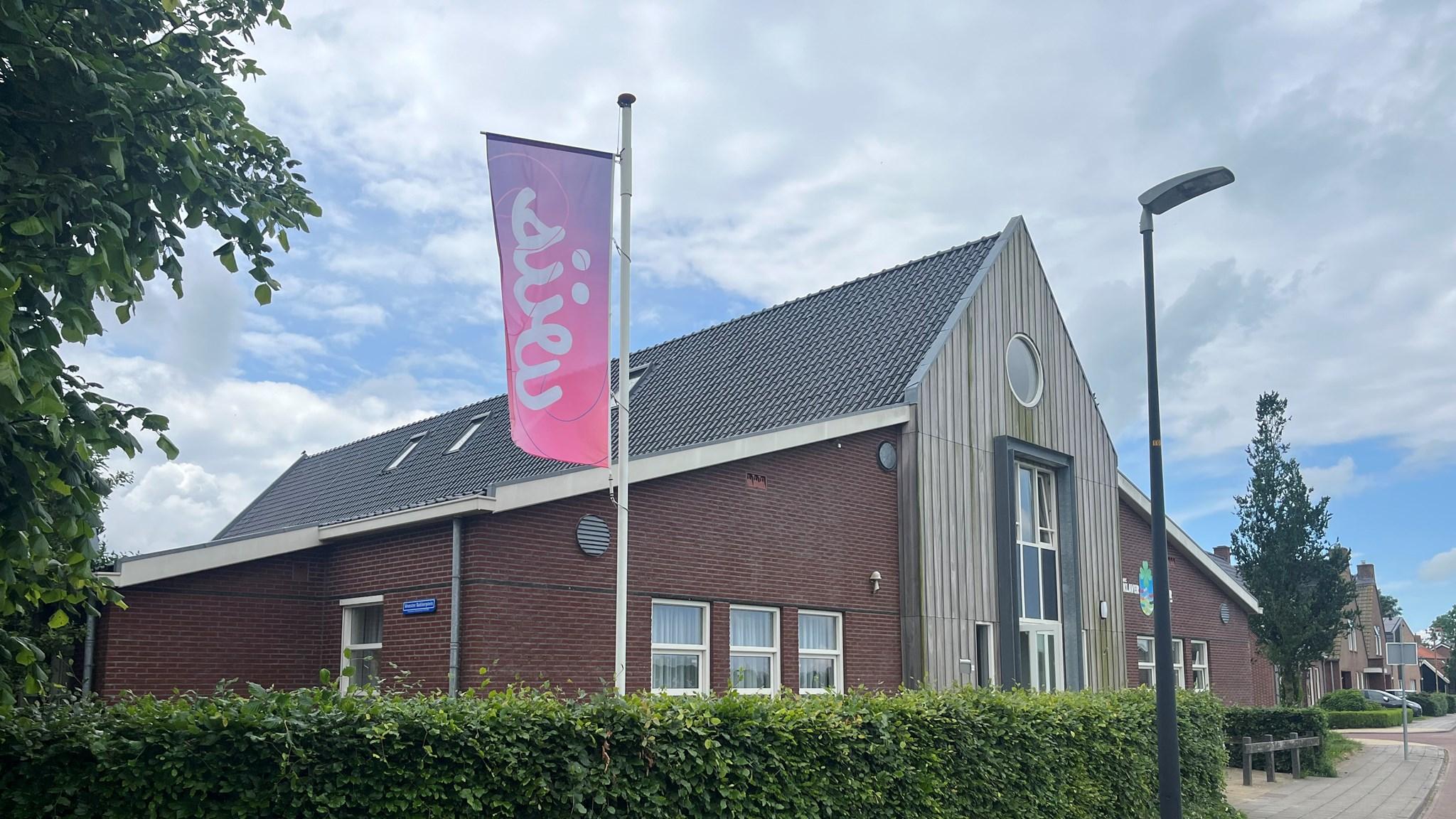 Gebouw van IKC Klaver Fjouwer in Oudega (Gem. Súdwest-Fryslân) met een vlag. Gebouw van IKC Klaver Fjouwer in Oudega (Gem. Súdwest-Fryslân) met een vlag.