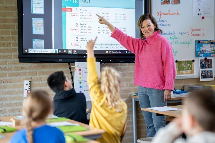 Gebruik een interactieve les in de klas van Openbare Basisschool De Samensprong in Grubbenvorst. Gebruik een interactieve les in de klas van Openbare Basisschool De Samensprong in Grubbenvorst.