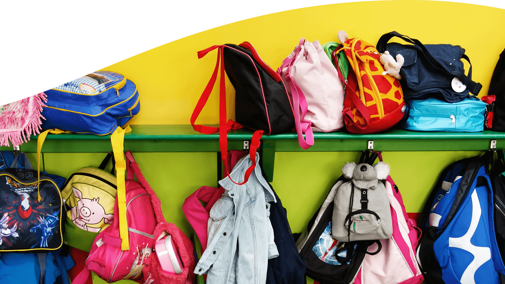 Gekleurde tassen en kleding hangen op het kapstok in Kbs De Boomgaard in Breda. Gekleurde tassen en kleding hangen op het kapstok in Kbs De Boomgaard in Breda.