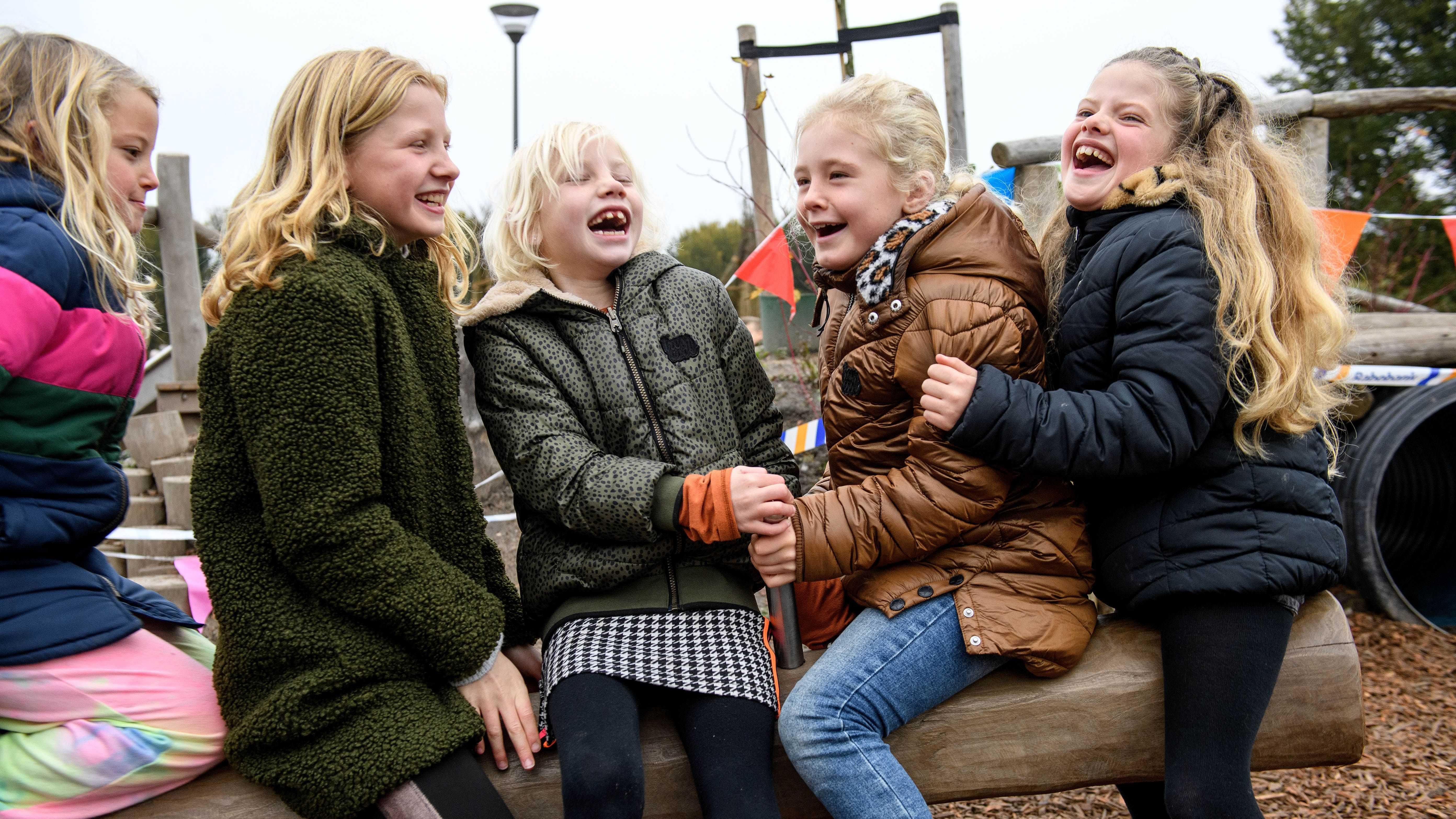 Gelukkige kinderen op het schoolplein van De Sprankeling in Avenhorn. Gelukkige kinderen op het schoolplein van De Sprankeling in Avenhorn.