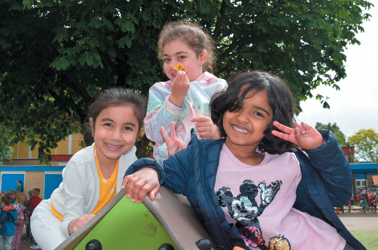 Gelukkige kinderen spelen op het schoolplein van de Mauritsschool in Nieuwegein. Gelukkige kinderen spelen op het schoolplein van de Mauritsschool in Nieuwegein.
