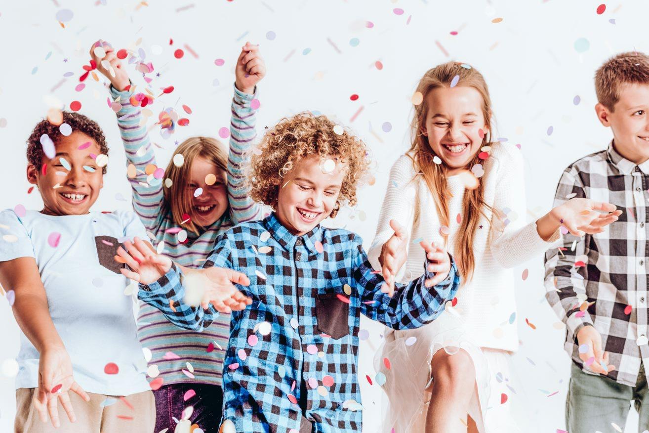 Gelukkige kinderen vieren samen op Openbare Basisschool De Tweemaster in Barendrecht. Gelukkige kinderen vieren samen op Openbare Basisschool De Tweemaster in Barendrecht.