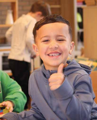 Gelukkige leerling met duim omhoog op Basisschool het Octaaf in Krimpen aan den IJssel. Gelukkige leerling met duim omhoog op Basisschool het Octaaf in Krimpen aan den IJssel.