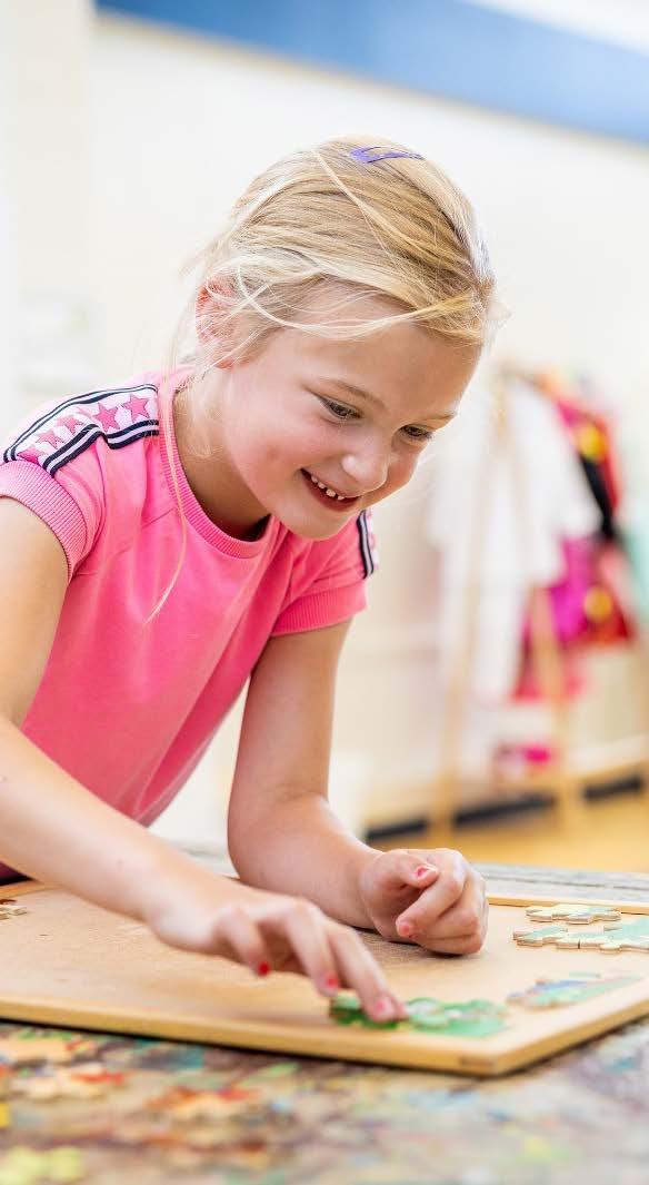 Gelukkige leerling speelt met puzzelstukken in de klas van Christelijke Basisschool de Roerganger in Heerenveen. Gelukkige leerling speelt met puzzelstukken in de klas van Christelijke Basisschool de Roerganger in Heerenveen.