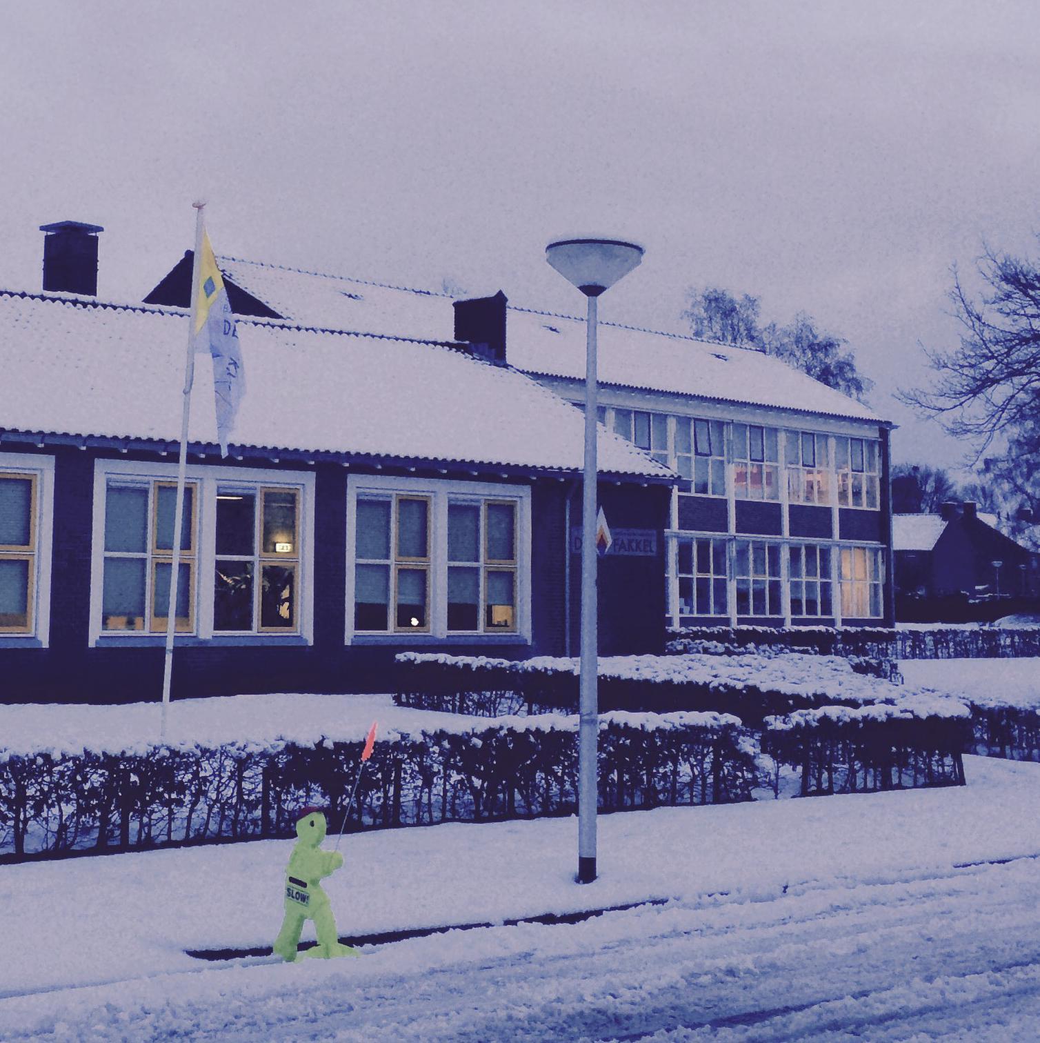 Gereformeerde Basisschool De Fakkel in Almelo met besneeuwd schoolplein en verkeersregelaar. Gereformeerde Basisschool De Fakkel in Almelo met besneeuwd schoolplein en verkeersregelaar.