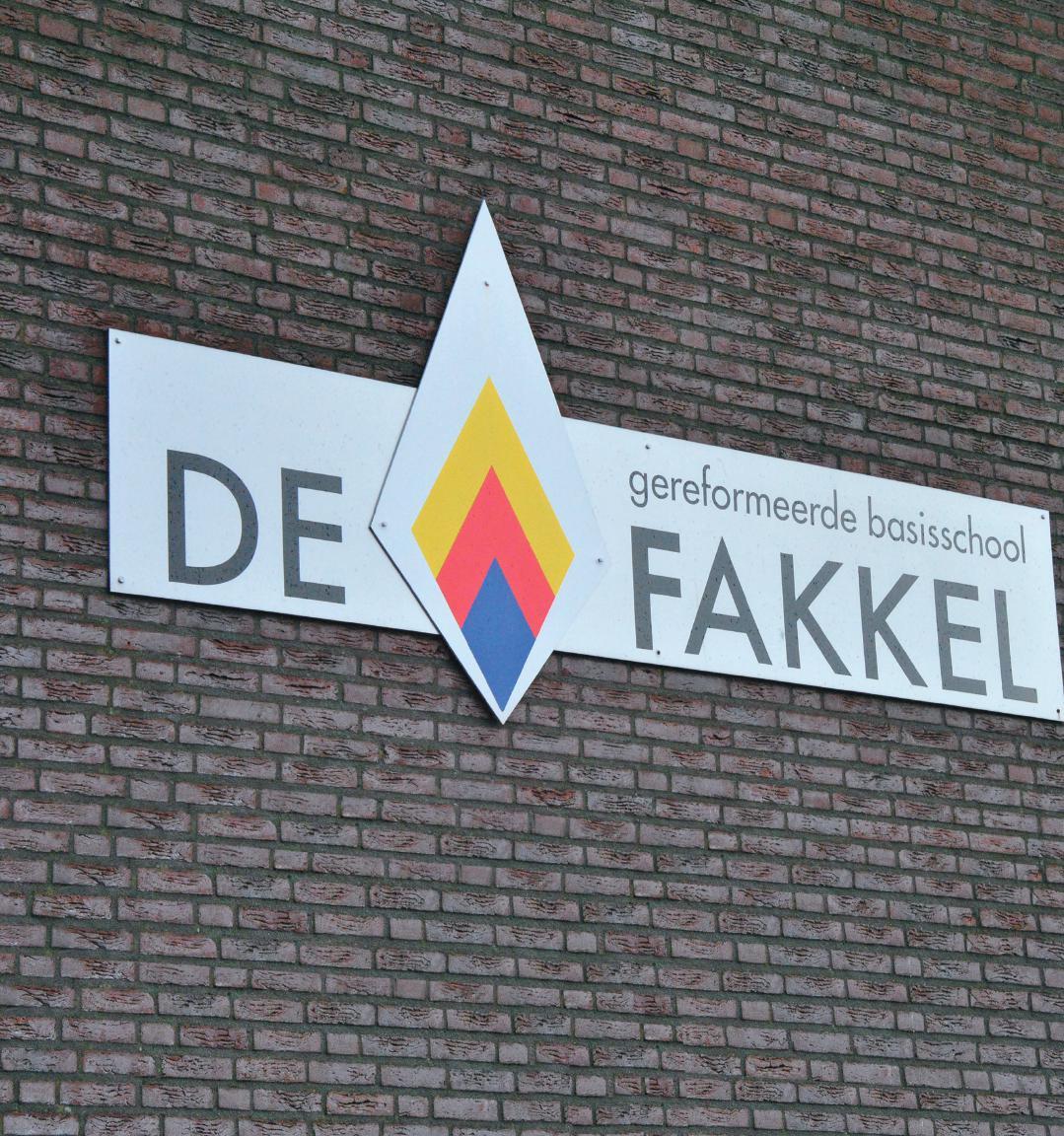 Gereformeerde Basisschool De Fakkel in Almelo, met een opvallend schoolbord. Gereformeerde Basisschool De Fakkel in Almelo, met een opvallend schoolbord.