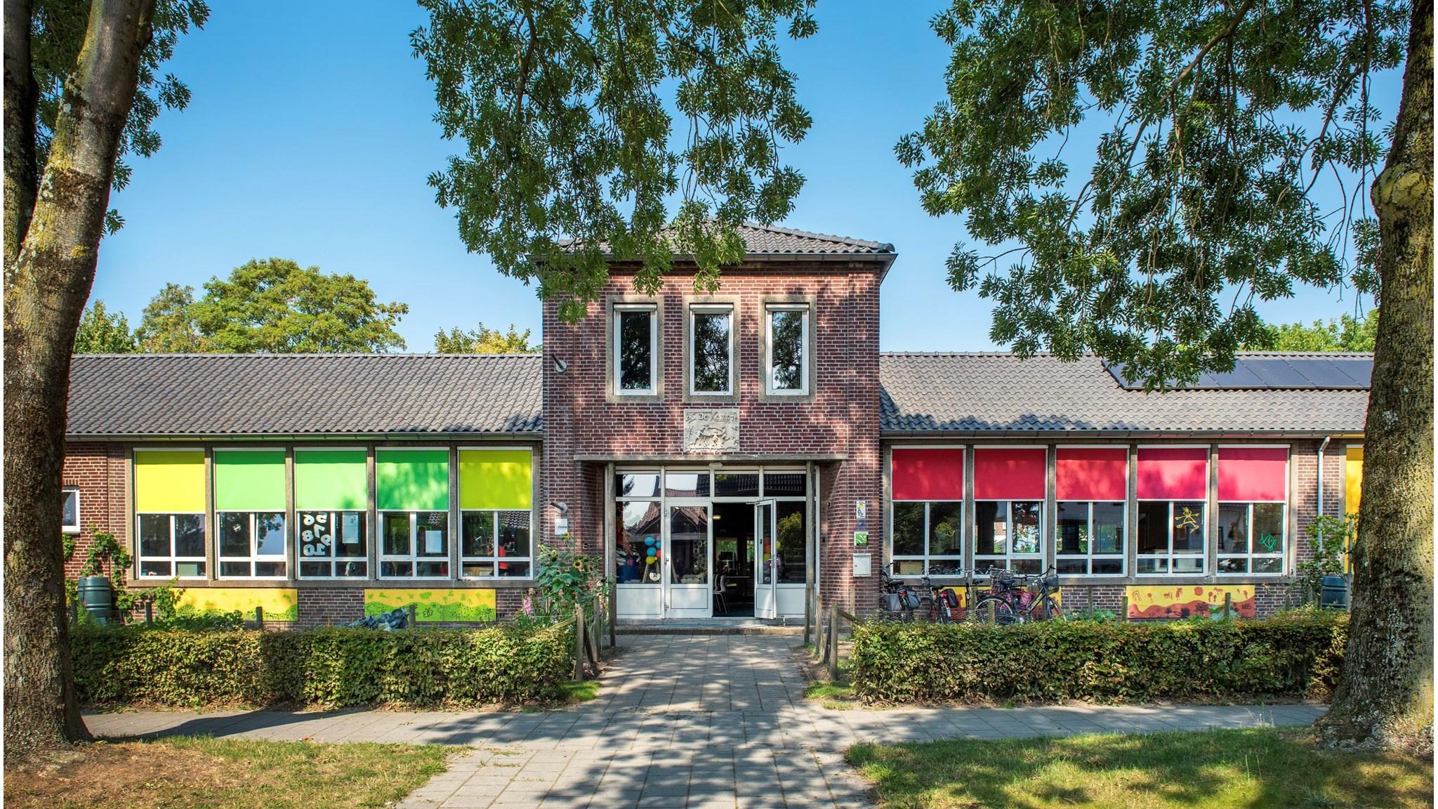 Gevel van Basisschool De Kemp in Egchel met kleurrijke raamdecoraties. Gevel van Basisschool De Kemp in Egchel met kleurrijke raamdecoraties.