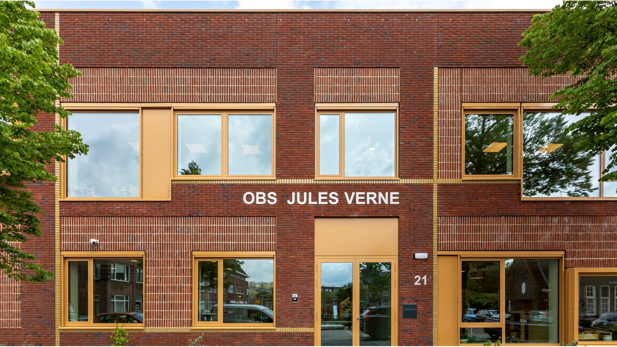 Gevel van de Basisschool Jules Verne in Utrecht met duidelijke schoolnaam. Gevel van de Basisschool Jules Verne in Utrecht met duidelijke schoolnaam.