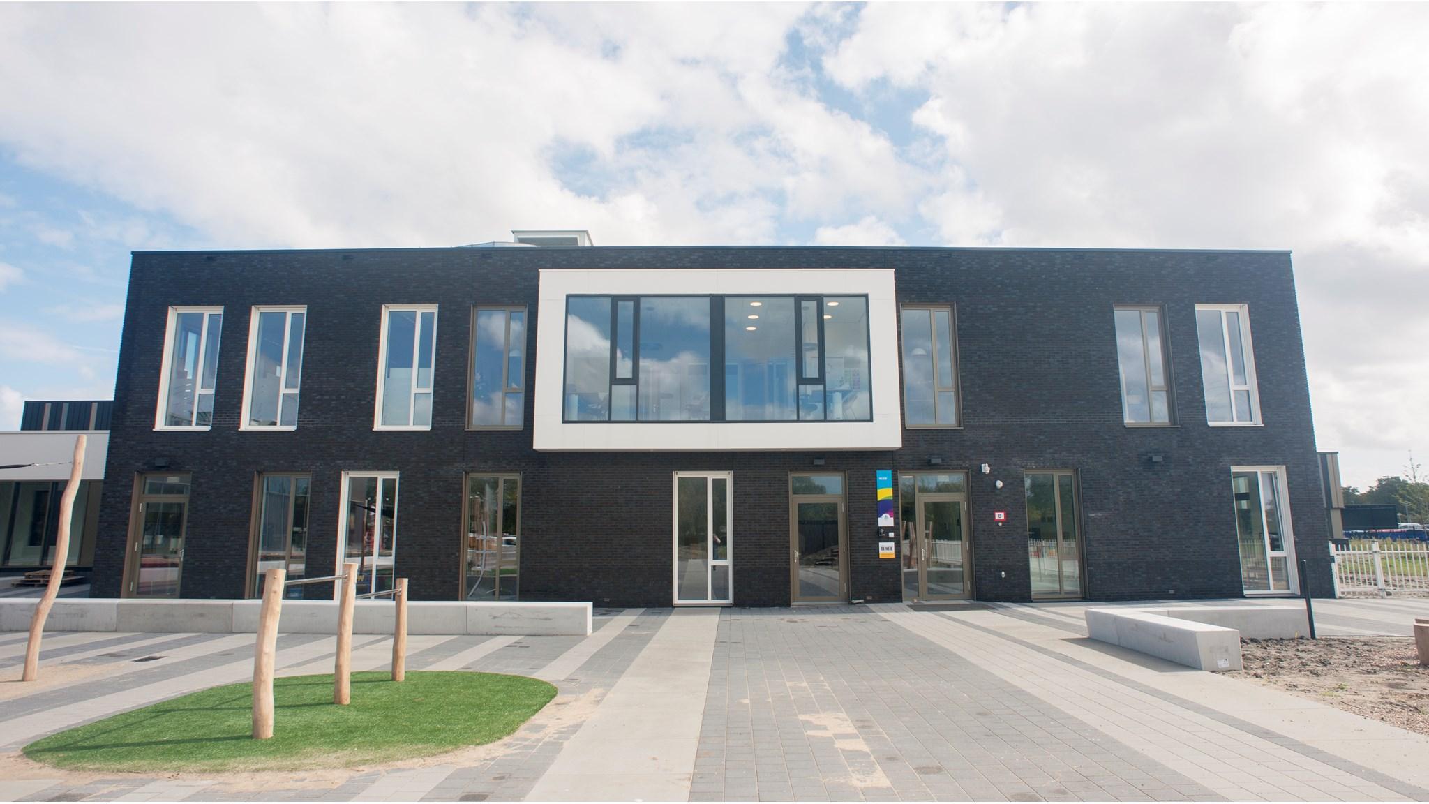 Gevel van de School voor Speciaal Basisonderwijs De Meie in Zierikzee. Gevel van de School voor Speciaal Basisonderwijs De Meie in Zierikzee.